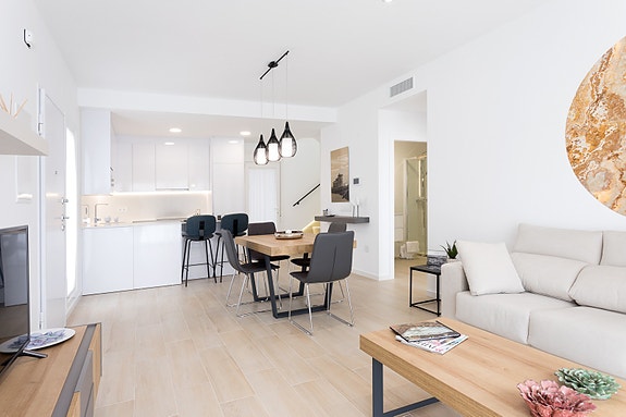 Nøkkelferdig! Rekkehus med 3 soverom | Stor terrasse og takterrasse | Hage og privat basseng