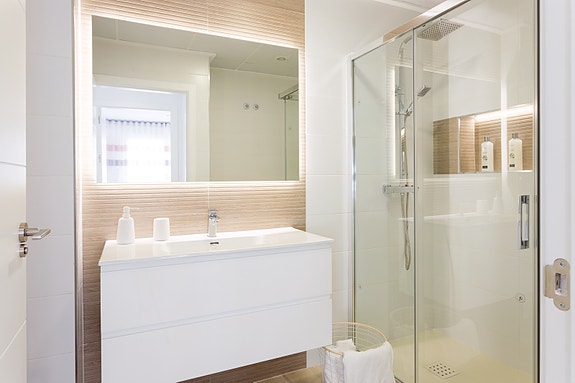 Nøkkelferdig! Rekkehus med 3 soverom | Stor terrasse og takterrasse | Hage og privat basseng