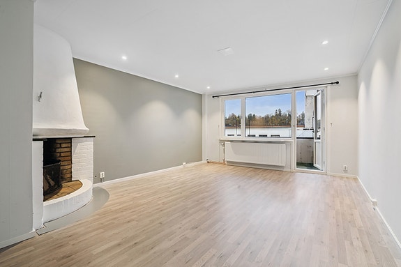 Stue med peis og utgang til balkong