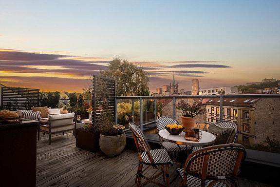 Velkommen til Hollendergata 2B - en moderne og stilren toppleilighet i 6. etasje, der lys, utsikt og to romslige terrasser skaper et gjennomført hjem.