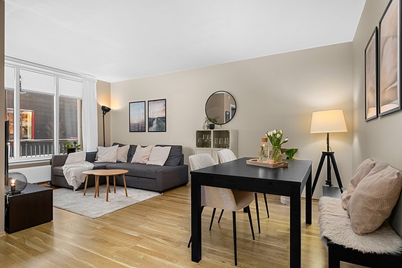 EiendomsMegler 1 v/Elisabet Aass ønsker velkommen til denne moderne og sentrale 3- roms leiligheten.