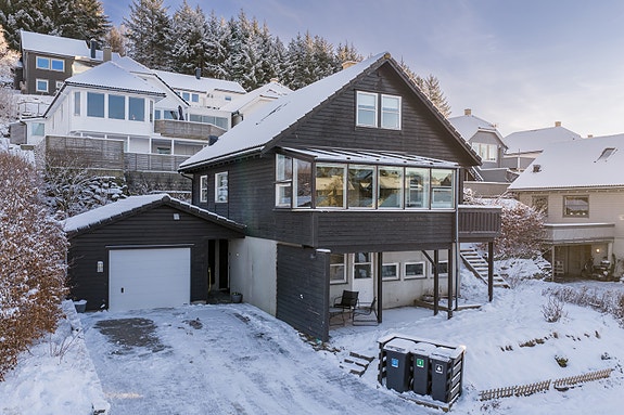 Velkommen til Steinhaugbakken 10 - Presentert av Kristoffer Hutcheson Ekrene v/ Aktiv Eiendomsmegling. Fotograf: Vestbris