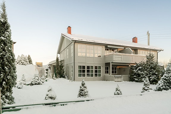 Velkommen hjem til Ratesvingen 27D - En stor 3-roms med kvaliteter som hage, balkong, parkering og store oppholdsrom (Foto: Joakim Reinaas/Grattis Foto)