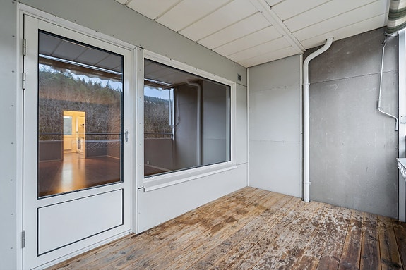 Overbygget og solrik balkong