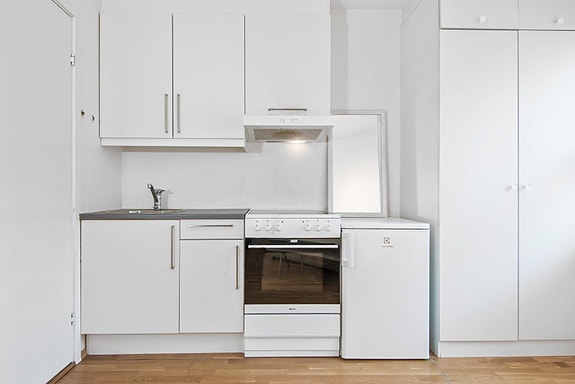 Kjøkken med hvitevarer