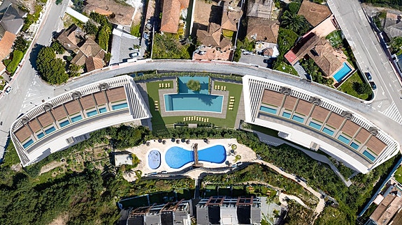 Penthouse med privat basseng og romslige utearealer | Gangavstand til strand