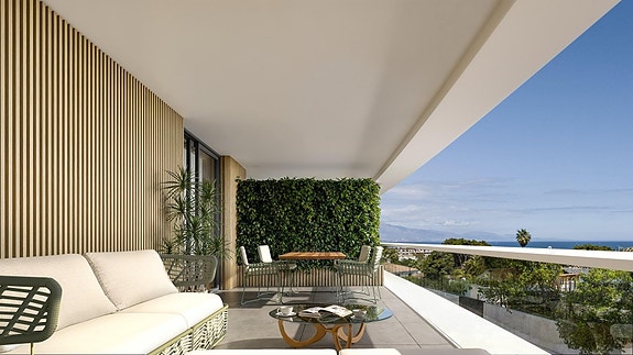 Penthouse med privat basseng og romslige utearealer | Gangavstand til strand