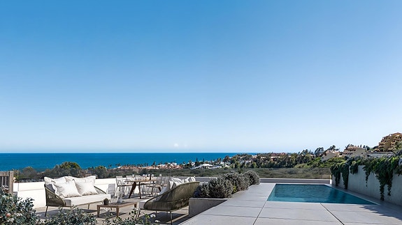 Penthouse med privat basseng og romslige utearealer | Gangavstand til strand