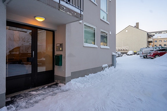 Hovedinngang med overbygg og enkel adkomst