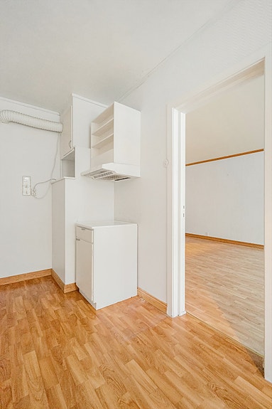 Det er kjøkkenventilator med avtrekk ut i felles sjakt.