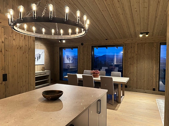 Velkommen til Brakastølvegen 116 - en fantastisk LEVE hytte med praktfull utsikt. Foto: Christine Stokkebryn