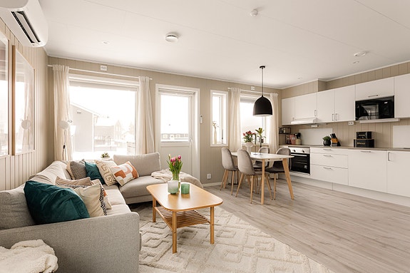 Ellen Celine Heireth v/EIE eiendomsmegling har gleden av å presentere Sandneslia 103! Foto: Fredrik Hansson.