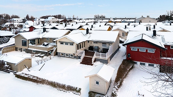 Pen, innholdsrik enebolig i barnevennlig boligområde. 5 soverom. 2 stuer. 2 bad.