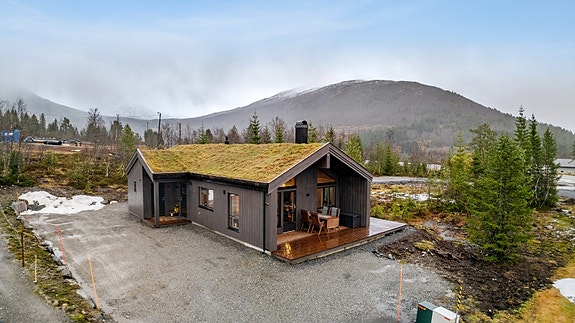 Velkommen til Harevadet 196 - 7minutt køyring frå Grodås!
Hytta ligg rett ved skitrekk og skiløyper. Solrikt og nydelig utsikt!
(foto: Efkt, Svein Olav Humberset)