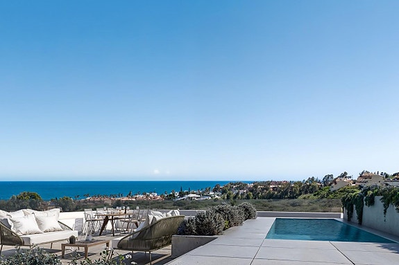 Penthouse med privat basseng og romslige utearealer | Gangavstand til strand