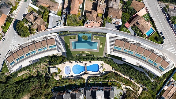 Leilighet på bakkeplan med terrasse og privat hage med basseng | 3 soverom og 2 bad