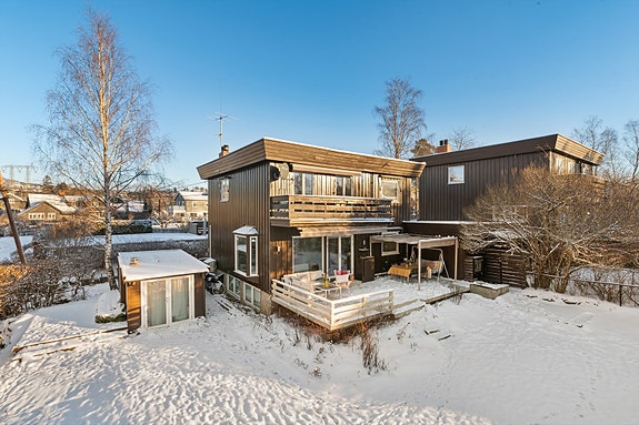 Velkommen til Ruglandveien 45 A - en innholdsrik enebolig i kjede over 3 plan i 60-talls "funkisstil" - solrik hage og terrasse