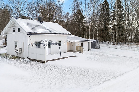 Velkommen til Narmovegen 415! Landlig men sentralt beliggende eneboligeiendom like ved Trehørningen.