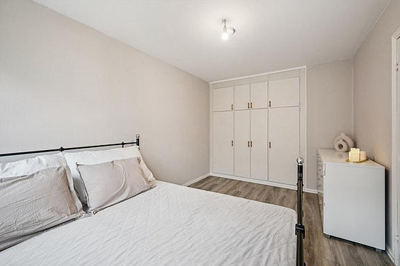 Soverom med originale, store skap
