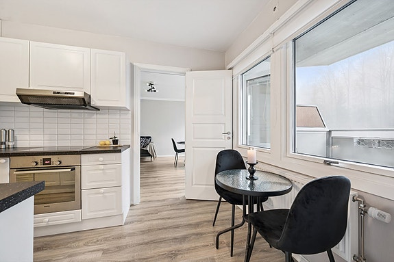 Profilert og pent kjøkken med frokostplass