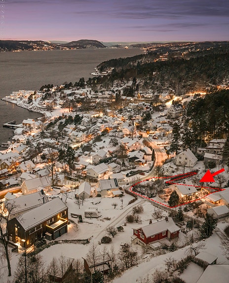 Velkommen til Strandveien 30 presentert av Erik Nickelsen / Eiendomsmegler1 Vestby/son. Vestvendt, høyt og frittliggende med panoramautsikt til Oslofjorden, skipsleia og Hvitsten. Tomten består av to enheter 56/30 (huset) og 56/347 (garasjen)