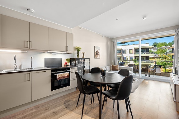 EiendomsMegler 1 v/ Martin Mitani har gleden av å presentere Ladebekken 34! En lys og tidsriktig 2-romsleiliget.