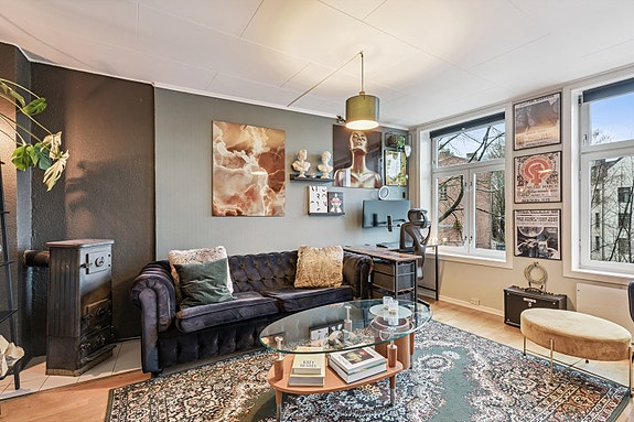 Fin stue i moderne farger. Vedovn.