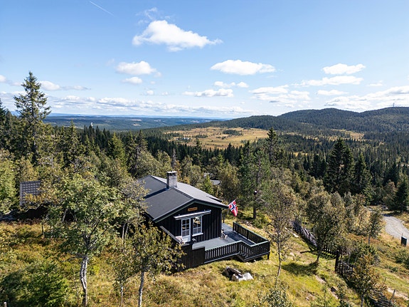 Velkommen til en hyggelig fritidseiendom beliggende på Torpaåsen, mellom Lillehammer og Dokka!