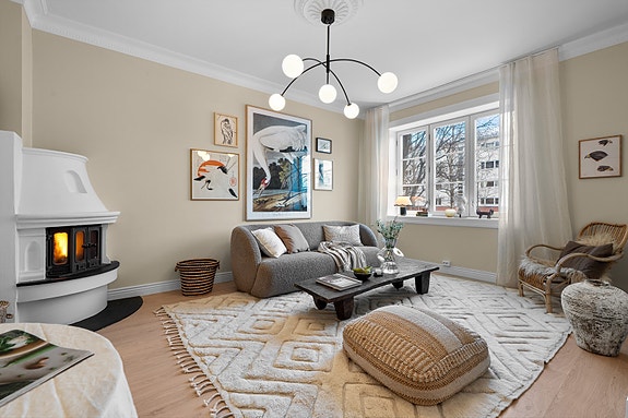 Velkommen til Uelands gate 46! Dette er en klassisk og tiltalende 3-roms leilighet beliggende i høy 1. etasje, perfekt plassert i et ettertraktet område ved Alexander Kiellands plass.