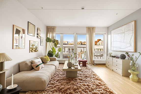 Velkommen til en lys og strøken 4-roms fra 2018 med attraktiv beliggenhet i Krydderhagen.