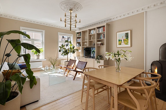 Vi har for salg en kjempefin 2-roms med attraktiv beliggenhet og flotte klassiske elementer.