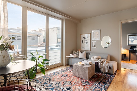 Velkommen til Ørjaveita 2 - en lekker 2-roms hjørneleilighet beliggende i 5. etasje vendt ut mot frie omgivelser. Her har man enkel adkomst via heis.