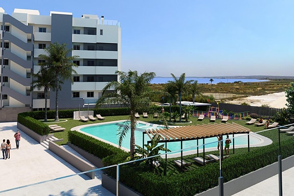 Leilighet med 3 soverom | Like ved stranden | Flott fellesområde med basseng