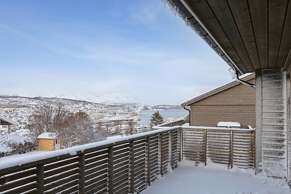 Velkommen til Grønnebakkan 42! Dette er en rekkehusleilighet med super beliggenhet, god planløsning og spennende oppussingsmuligheter