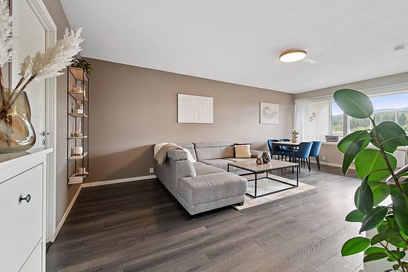 Velkommen til en meget pen og innbydende 3-roms i 4. etasje i Svalevegen 8.