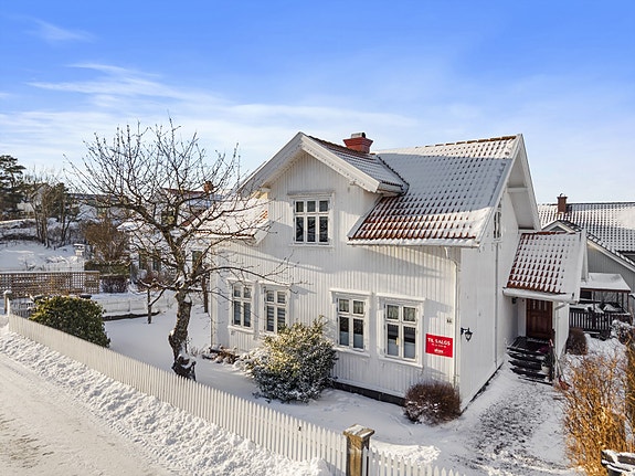 Velkommen til Rekkviksgate 44. Svært sjarmerende enebolig over 2 etasjer med attraktiv beliggenhet på Østre Halsen.