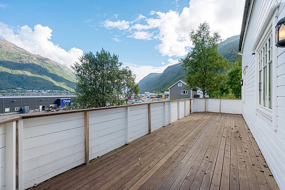 Terrassen byr på vakker utsikt over fjorden og de majestetiske fjellene rundt