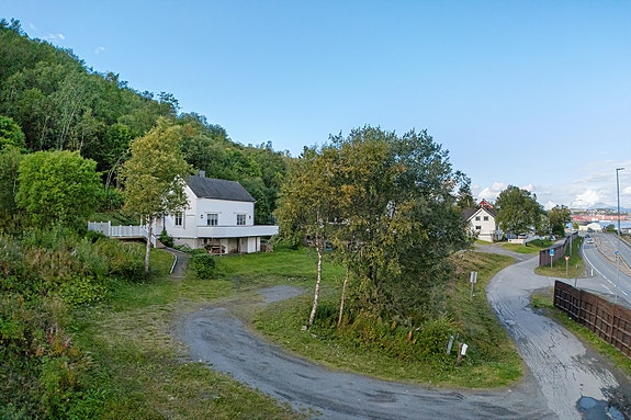 Eiendommen har enkelt adkomst, romslig tomt og gode uteområder rundt huset - om dette vekker interesse hos deg, ikke nøl med å melde deg på visning!