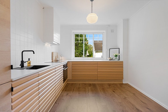 Kjøkkenvindu som slipper inn rikelig med dagslys og flott arbeidsutsikt mot hagen