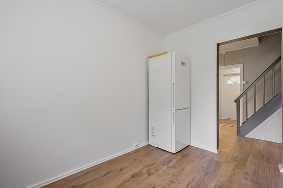 Kjøkken med god plass og muligheter for å henge opp hyller og skape en hyggelig liten spiseplass på kjøkkenet