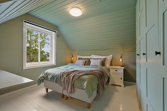 Soverom 1 - romslig og behagelig soverom hvor vegger og tak er malt i samme grønnfarge - dette skaper en luftig romfølelse