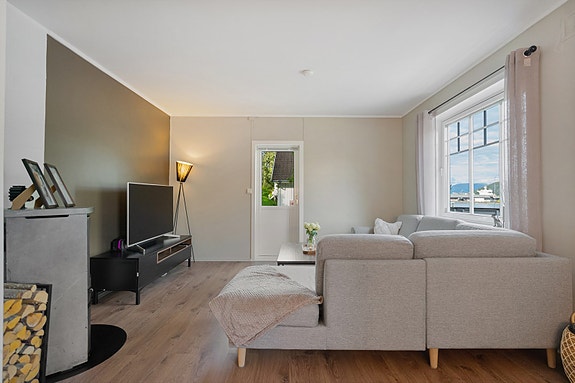 Stuen har gode møbleringsmuligheter, her er det gode muligheter til å innrede etter dine behov og ønsker