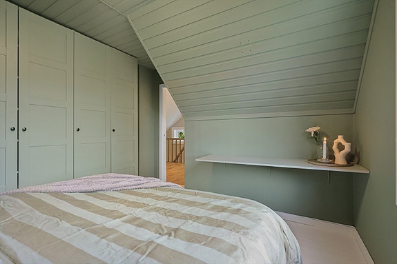 Soverom 1 - lunt og koselig soverom som slipper naturen inn gjennom rommets fargevalg