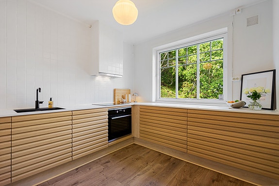 Kjøkkenet har gode arbeidsflater og masse oppbevaringsplass i store skuffer