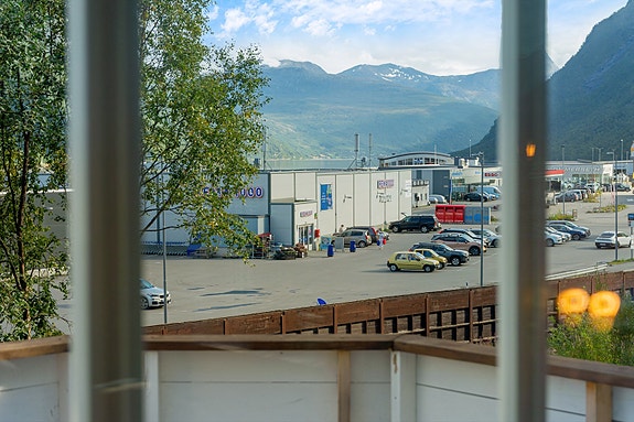 Fra stuen er det utsikt mot nærområdet og inn over Beisfjord