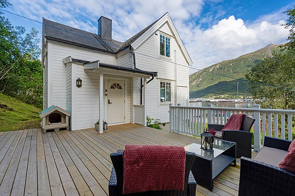 Trivelig inngangsparti kombinert med uteplass hvor du kan nyte solrike dager