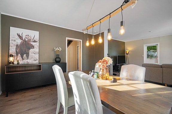 Lun atmosfære i spisestuen, med plass til hyggelige middager og gode samtaler