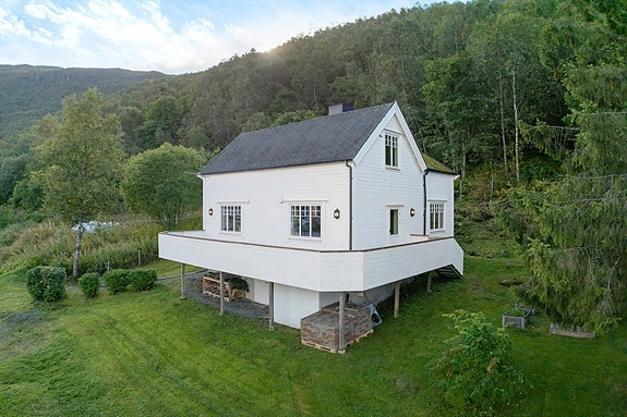 Hyggelig enebolig på Ankenes - her får du mye tomt og terrasse som strekker seg fra fremside av huset og bakover