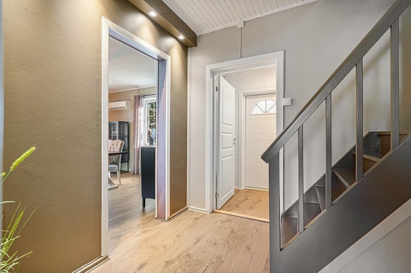 Fra gangen har du adkomst inn til stuen og kjøkkenet