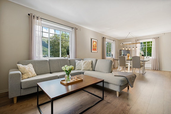 Luftig planløsning med åpen forbindelse mellom stue og spisestue